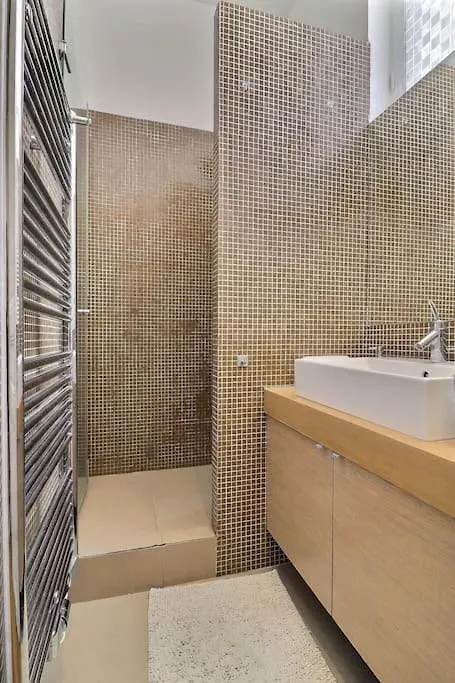 Luxury 3 Bedrooms Apartment Near Champs Elysees Paris