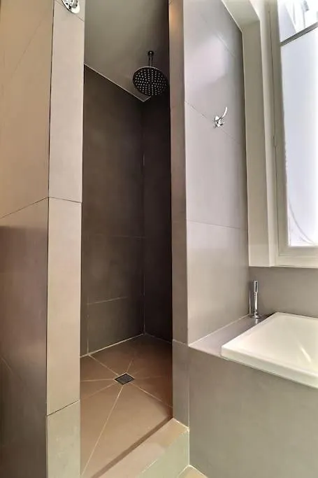 Luxury 3 Bedrooms Apartment Near Champs Elysees Paris