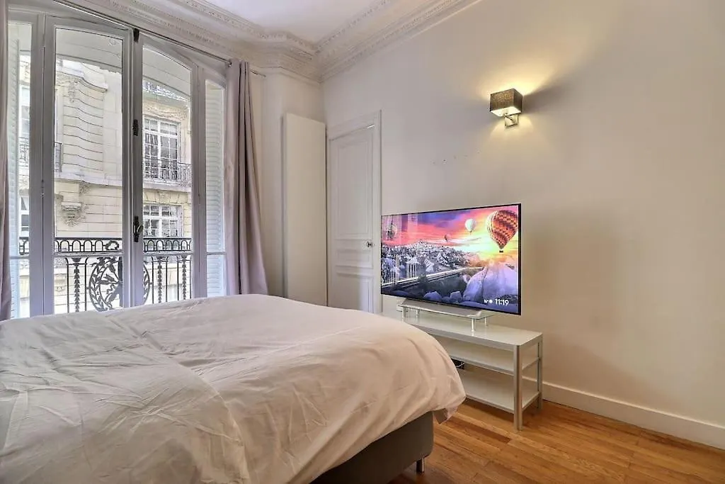 Luxury 3 Bedrooms Apartment Near Champs Elysees Paris France