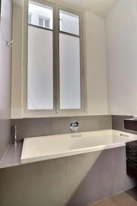 Luxury 3 Bedrooms Apartment Near Champs Elysees Paris