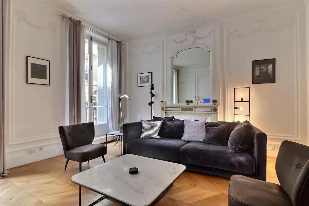 Luxury 3 Bedrooms Apartment Near Champs Elysees location