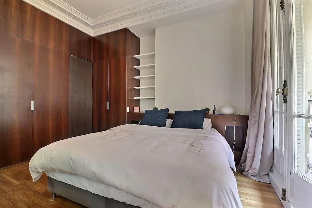 Luxury 3 Bedrooms Apartment Near Champs Elysees Paris
