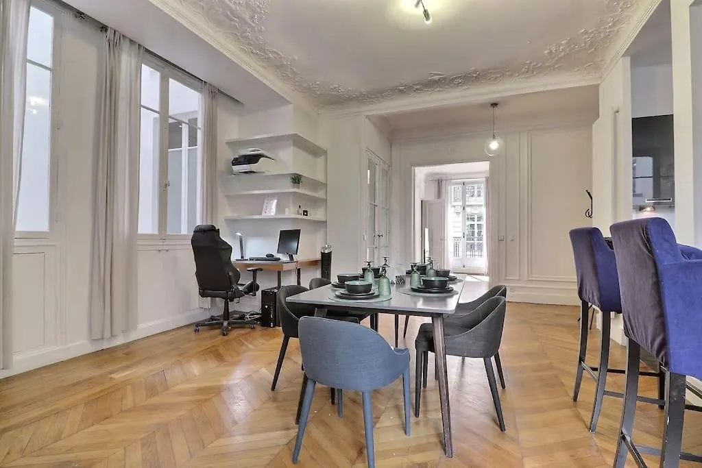 Luxury 3 Bedrooms Apartment Near Champs Elysees Paris