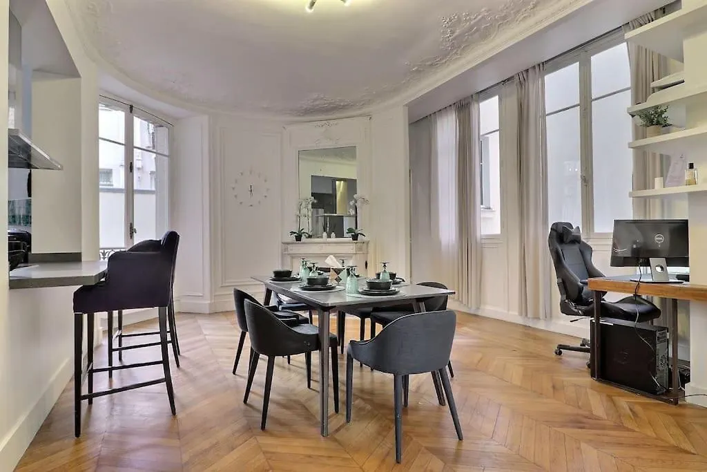 Luxury 3 Bedrooms Apartment Near Champs Elysees Paris
