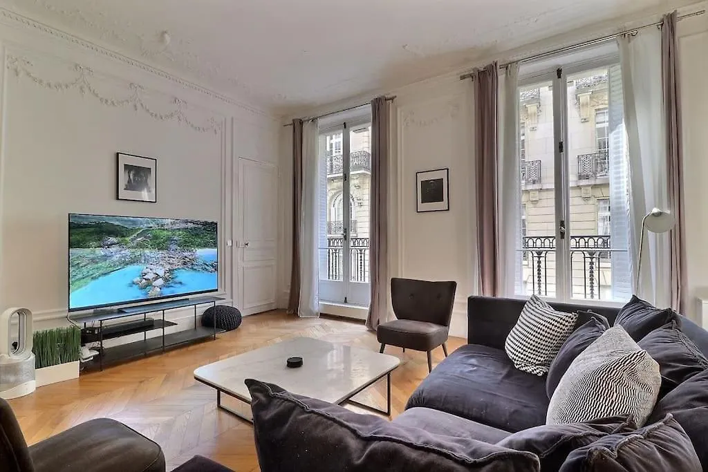 Luxury 3 Bedrooms Apartment Near Champs Elysees Paris